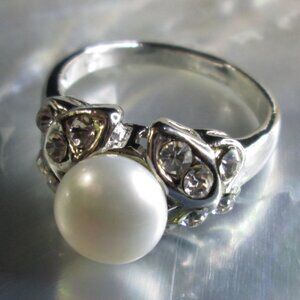 Freshwater Pearl and Crystals Fashion Ring